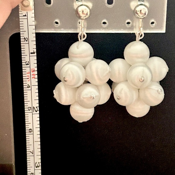 Vintage Sarah Coventry Pearl Silver Clip On Earrings - Picture 4 of 4